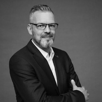 Portraitaufnahme von Oliver Steding, Hoteldirektor des Best Western Hotel zur Post